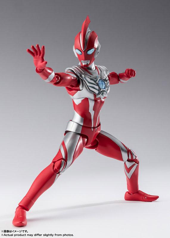 S.H.Figuarts 超人歐米茄 紅銀色可動人偶 動態姿勢