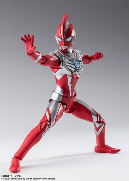 S.H.Figuarts 超人歐米茄 紅銀色可動人偶 動態姿勢