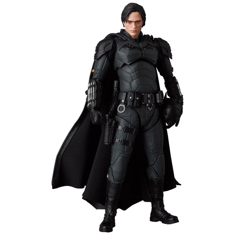 [預訂] MAFEX THE BATMAN可動人偶，穿著全黑戰衣，手持頭盔。