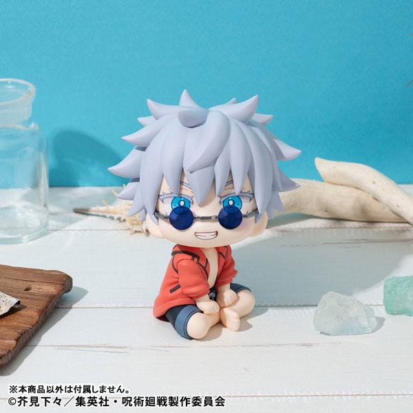 [預訂] LookUp 咒術迴戰 五條悟 沖繩ver. 完成品模型，戴墨鏡的Q版五條悟坐姿。