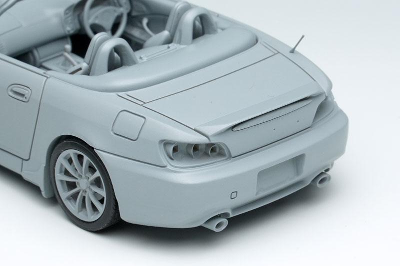 1/43 本田 S2000 20週年紀念版 (AP2) 2020 百慕達藍珍珠模型車後視圖。