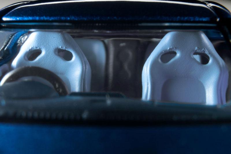 [預訂] Tomica Limited Vintage Neo LV-N350b NISSAN GT-R Premium edition 2025 model (青)的車內座椅細節。