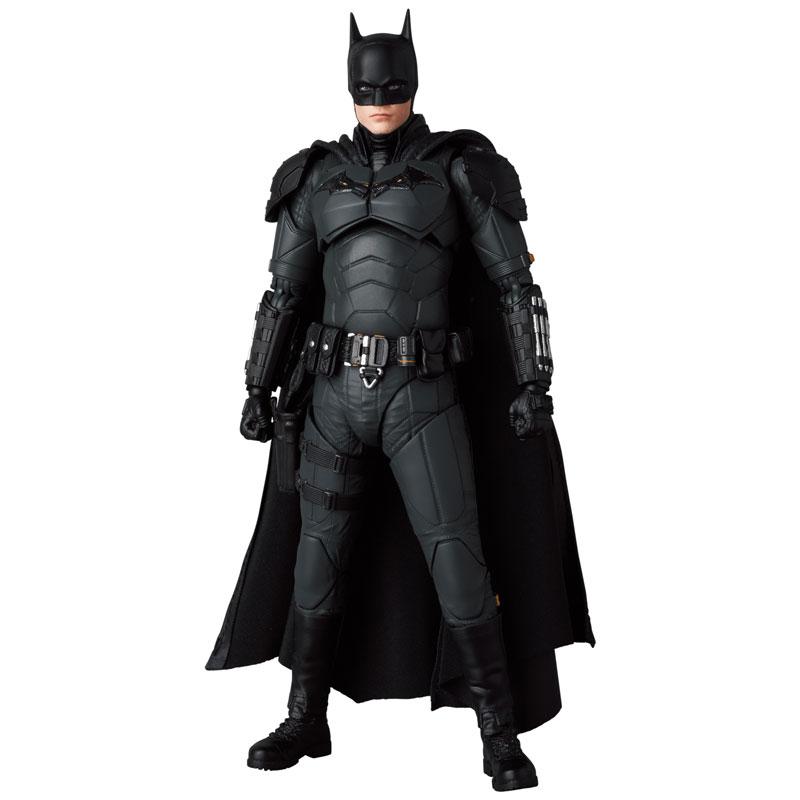 MAFEX THE BATMAN（再售）可動人偶全身照，黑色戰衣及披風。