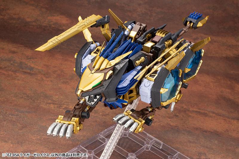 [預訂] HMM 機獸系列 EZ-054 零式長牙獅X 1/72 模型，展示於透明支架上。