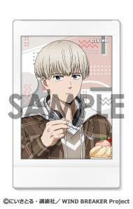 防風少年角色收集～weekend～盒裝版其中一款設計：角色身穿休閒服飾，配有耳機和甜點。