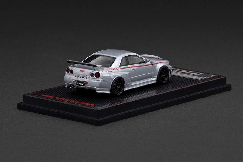 1/64 Nismo R34 GT-R Z-tune 銀色模型車，置於展示底座上，後視圖。