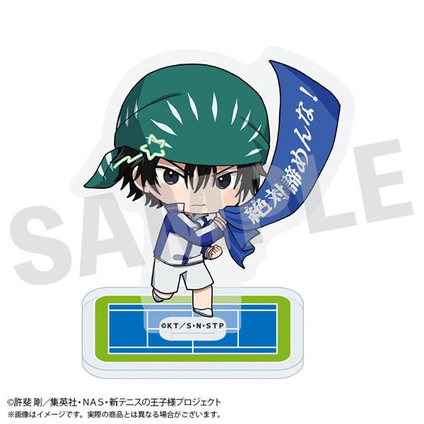 [預訂] 新網球王子 海堂薰 Frefrends立牌，Q版角色手持旗幟，站在網球場造型底座上。