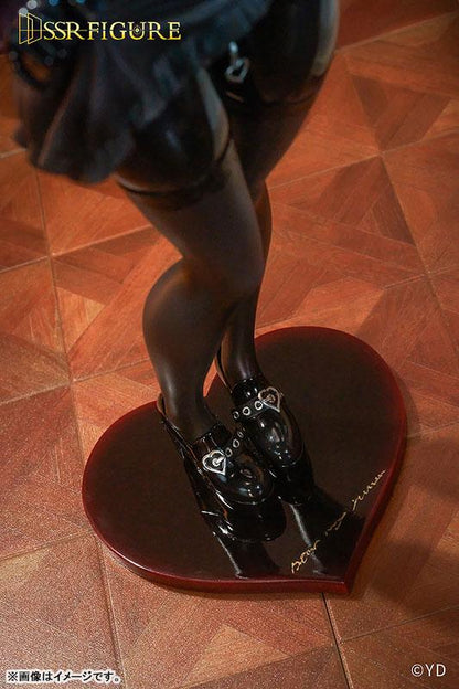 黑川美羽1/6豪華版模型特寫：腿部，漆皮鞋與心形底座。