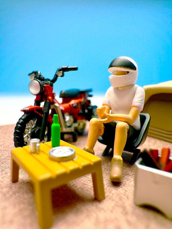 [預訂] Geocolle64 單人露營場景：Honda CT125・獵人 Cub機車，人物，露營桌椅。