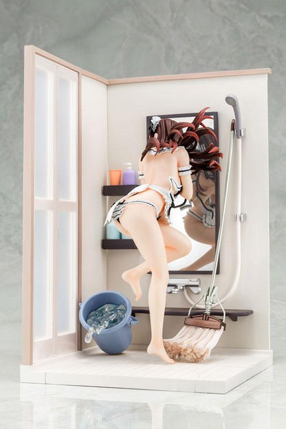 [預訂] 水原千鶴 泳裝女僕打掃模型，1/6比例完成品，展示浴室場景，水桶、拖把等細節。