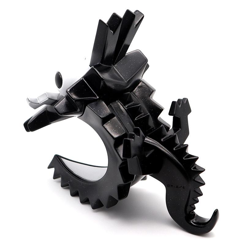 [預訂] SOFVIPS 快樂龍 太空銀 完成品模型，黑色幾何造型。