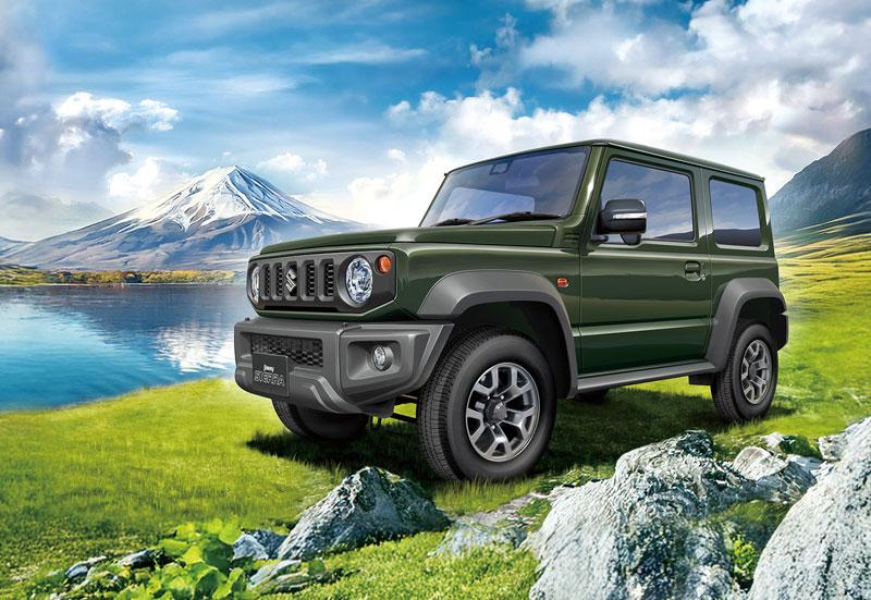 [預訂] 1/24 鈴木Jimny JB74 (JC/叢林綠) 模型車，背景為山水風景。