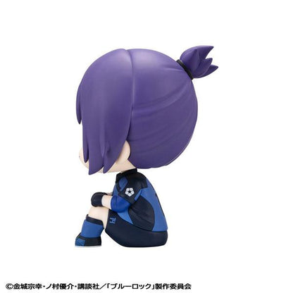 [預訂] LookUp 御影玲王 日本代表戰ver. 完成品模型，坐姿側面圖。